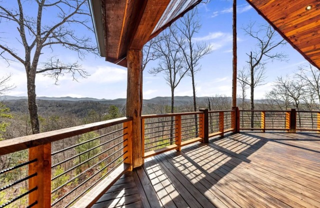 Massive mountain views, new hot tub and garage converted to a cozy TV game space