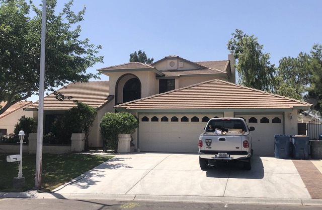 Master Bedroom and bath in a Vegas home with pool & 7 minutes to the stripn