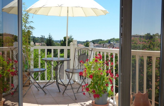 Matisse, delightful apartment in Sarlat. Ideal for couples. Free WiFi & parking