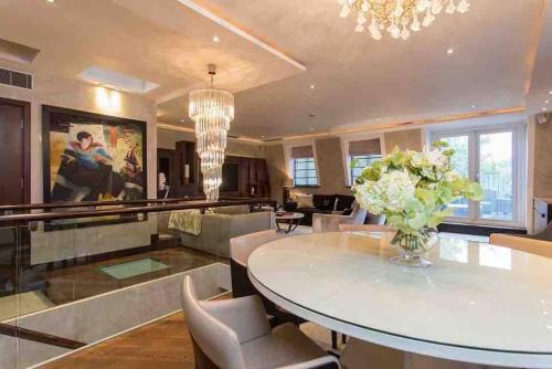 Mayfair Penthouse with Rooftop facing Hyde Park