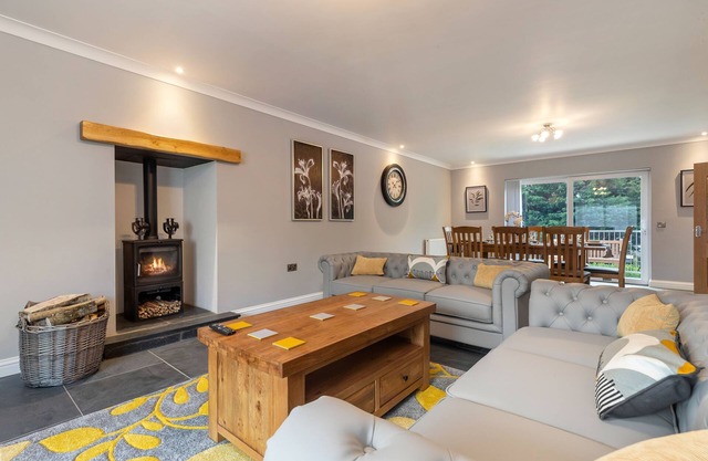 Maynor - Large Luxury House, Log Burner, Central Location