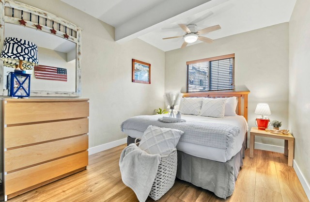 MB! 4BR Massive Beach Houses steps to sand with Parking spaces!