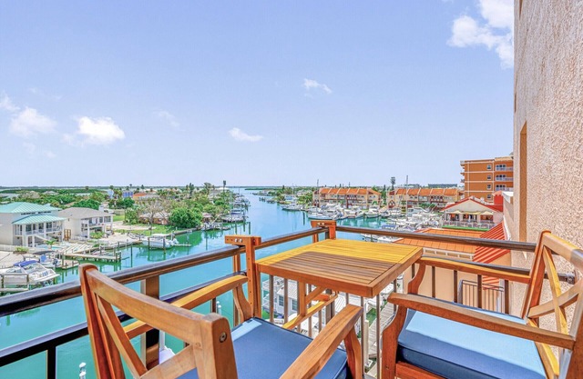 MBR 502 - 😎 Pool, Hot tub, Gym, Steps to 🏖️ Beach & 🌴Johns Pass!