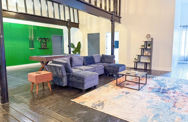 McCormick Pl HUGE 5Br with Pool table/Optional parking/sleeps 12