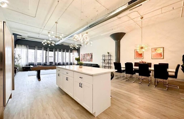 McCormick Place luxurious 5 bed/3 bath HUGE Suite for groups
