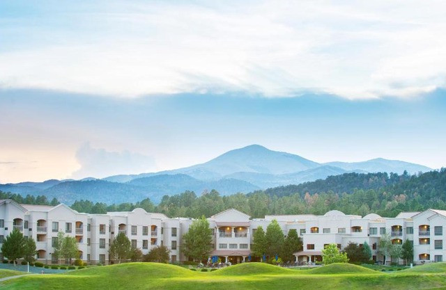 MCM Elegante Lodge & Resorts