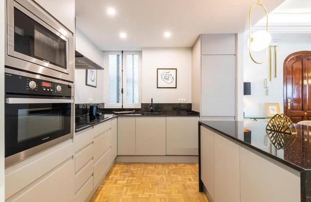 MD PASEO RUZAFA CENTER LUXURY APARTMENT