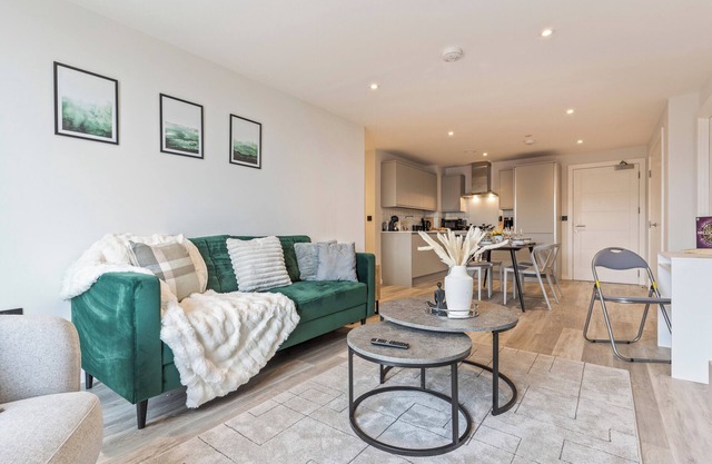 Meadow Haven 2 Bed 2 Bath, On-Street Park, Netflix