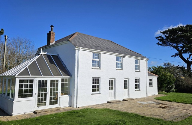 Meadow House - a cottage that sleeps 6 guests in 3 bedrooms
