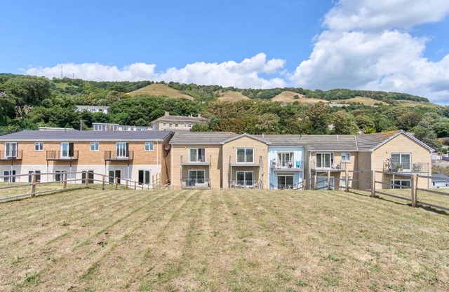 Meadow View - A Beautiful 3 Bed Apt With Stunning Countryside Views & Parking - Close To Ventnor, Shanklin & Sandown - 5 mins To Beach - Ideal For Friends, Families, & Business Stays - Dog Friendly