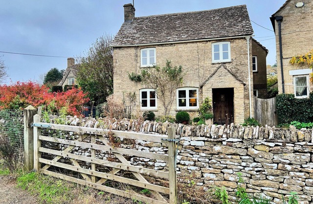 MEADOW VIEW COTTAGE, family friendly, with open fire in Northleach