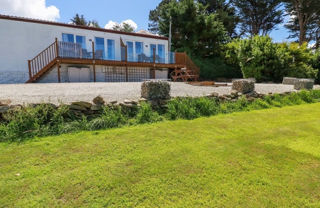 MEADOWS EDGE, romantic, with a garden in Goonhavern