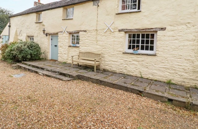MEADOWSIDE COTTAGE, pet friendly, with open fire in Wadebridge