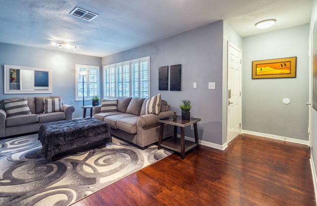 Med Center, NRG, Galleria, Downtown 3 Bedroom+ 2 Bath sleeps 8