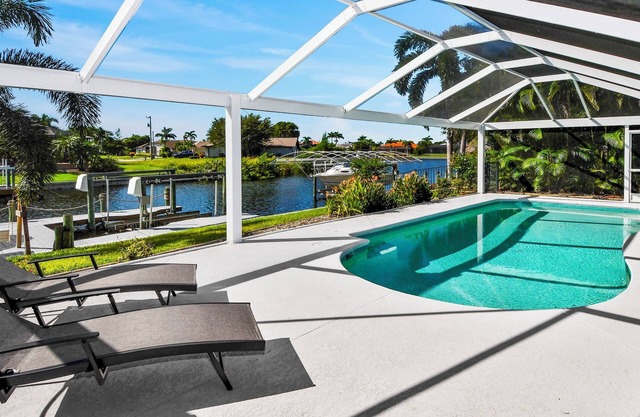 Mei Jing – Waterfront Pool and Tiki Hut-must see