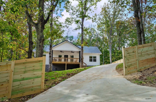 Melody Ridge | Fort Payne | Fast Wi-Fi | King Suite | 4 Smart TVs | Soaking Tub