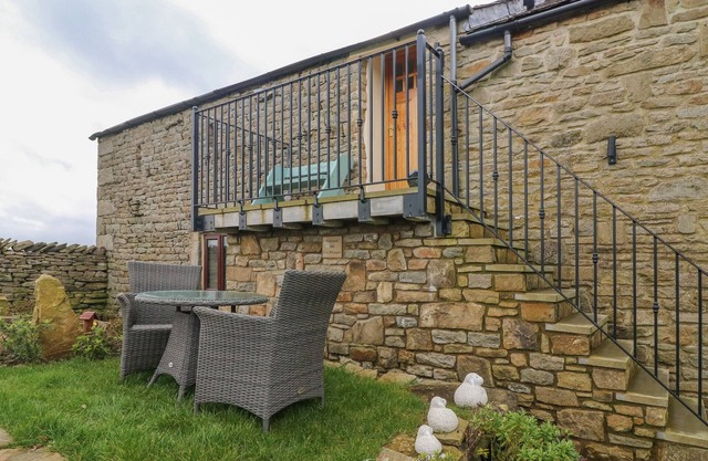 MELSOME BARN, with open fire in Settle