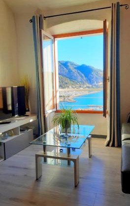 MENTON, centre historique, vue mer