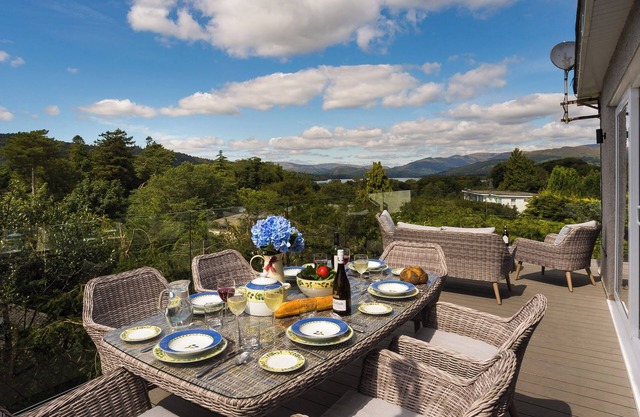 MERE VIEW, family friendly in Bowness-On-Windermere