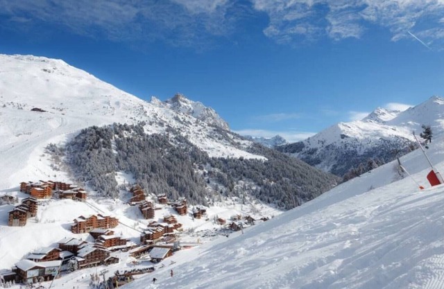 MERIBEL-MOTTARET Ski-to-door apartment 1800m south-facing balcony mountain view