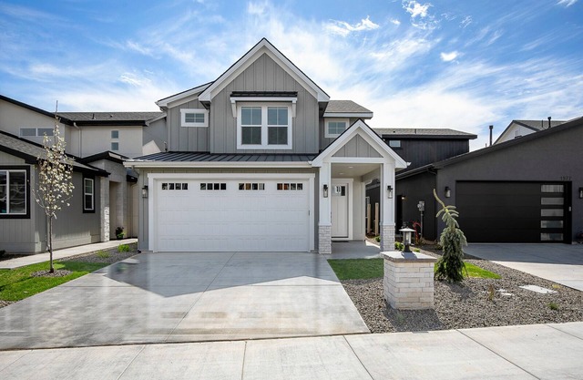 Meridian Marvel: Pet Friendly, Pickleball Court, Seasonal Pool!