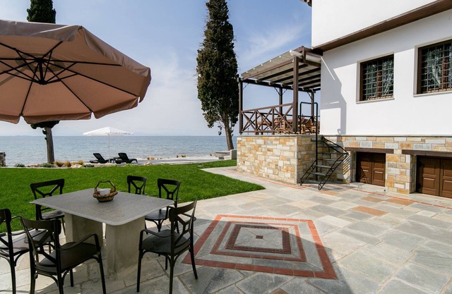 Mermaid Beachfront Semi-Basement Apartment