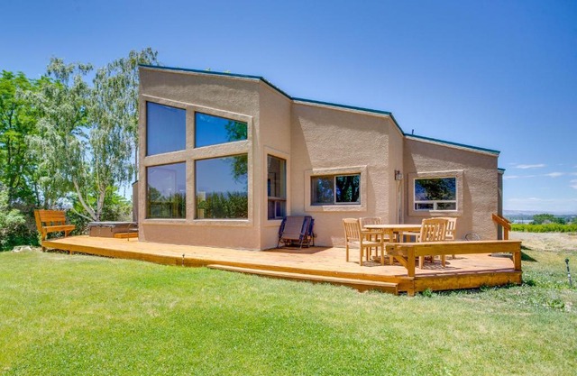 Mesa View House with Hot Tub Walk to Winery!