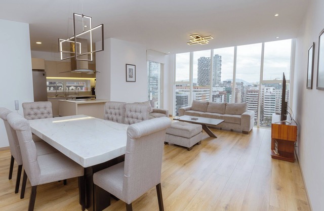 Metropolitan Retreat:, Spacious 3-Bedroom apartment, in the heart of Quito!