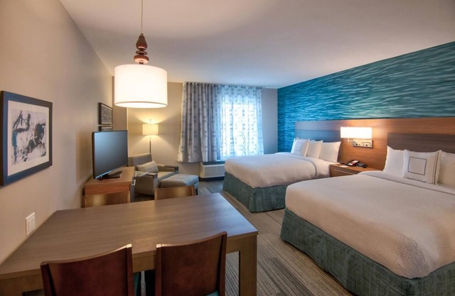 Miami Group Getaway. Two Comfy Studios for 8 Guests, Pool, Breakfast, BBQ
