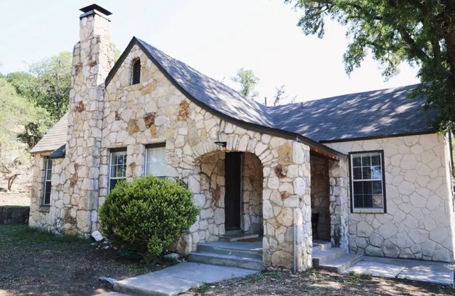 Mid-Century Modern Limestone 2/2 Home