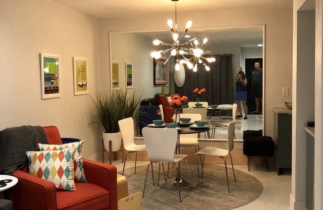 Mid-Century Remodeled Condo.steps from Pool & Jacuzzi - bike ride to Downtown