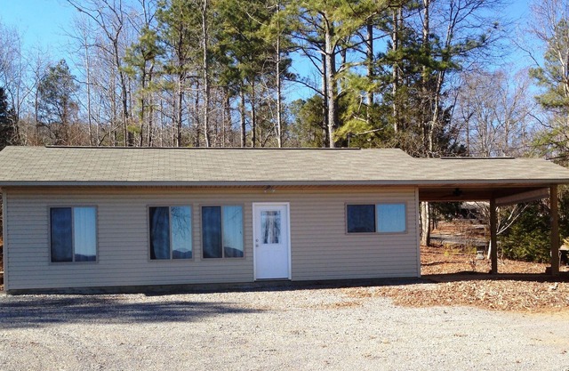 Mid-Lake Cozy Cottage w/lake and mountain views! Covered Boat Port w/Power.