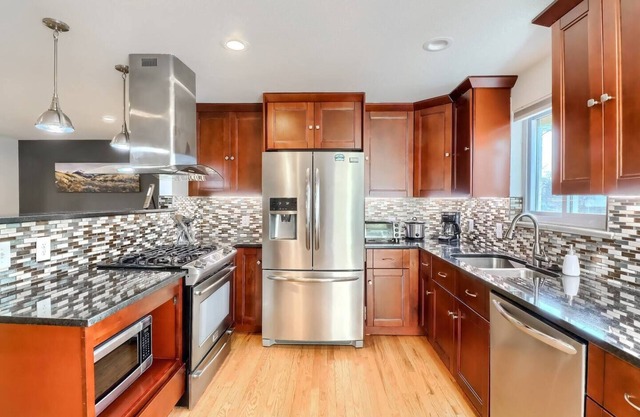 Mid-Mod Home 3 baths 2 Living Rms Yard