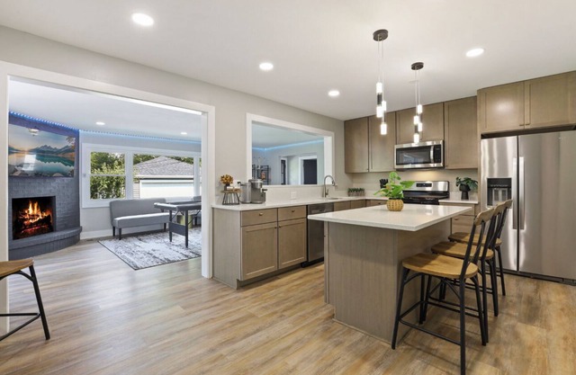 Mid-Term 4-bedroom house in fabulous Flossmoor with a Pool Table