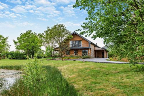Mid-Wales Lakeside Hot Tub Hideaway