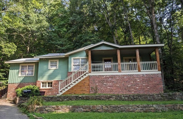 MidCentury Charm-Tranquil Setting-Walk to Downtown