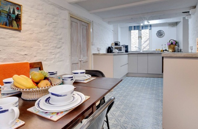 Middle Cottage - Three Bedroom House, Sleeps 6