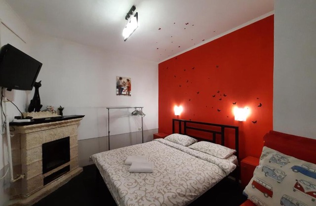 Midnight Cats' Apartment in Rynok Square Світло є завжди!