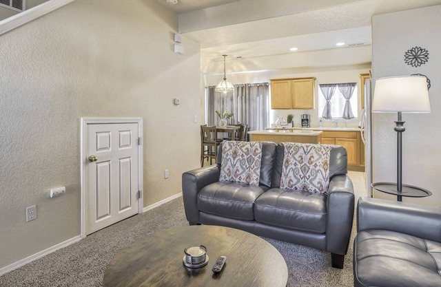 Midterm Rental Townhome, Garage Parking, Fort Carson, Beautiful Cheyenne Mountain Location