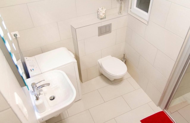 Midtown one bedroom Musician Neighbourhood
