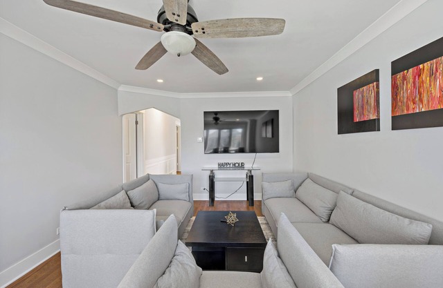 Midway Paradise with Kids Room