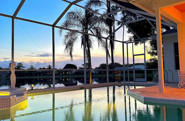 MILLION DOLLAR VIEWS; 4bed 3b lakefront Pool house- Old World Charm in Naples FL