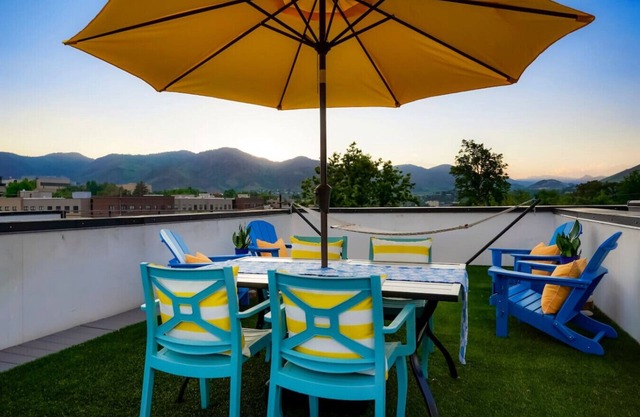 Million $ Rooftop MTN Views -2 King Beds-DT Golden