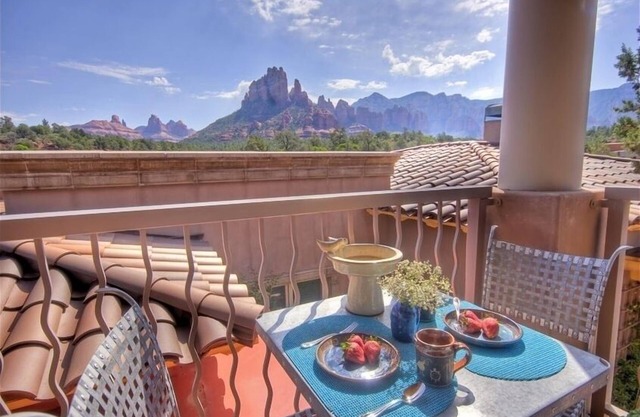 *Million $ Views * Ensuite Jetted Tub For Two * Fireplace * Deck * Walk to All