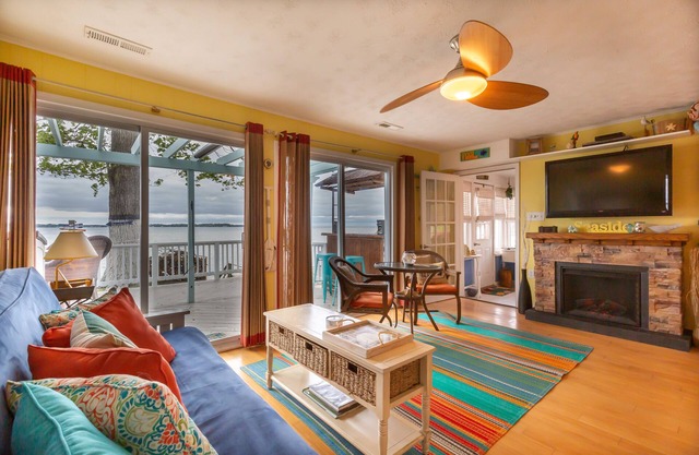 MILLION $ VIEWS NO EXTRA CHARGE! HOT TUB! POOL! BEACH! RESORT-LIKE AMENITIES!