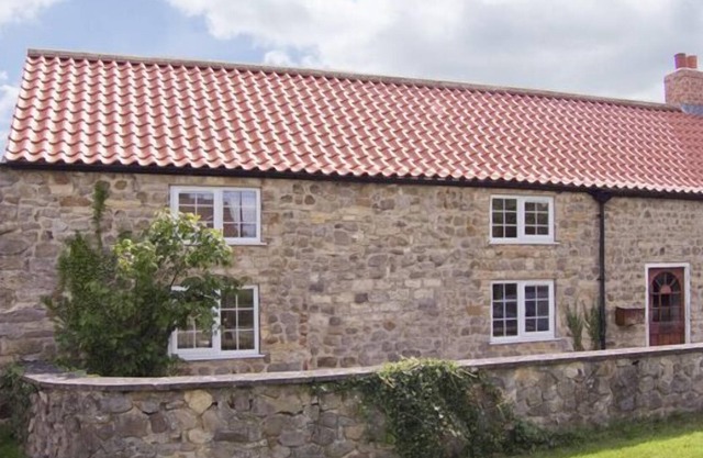 MILLSTONE COTTAGE, pet friendly, with a garden in Thornton Watlass