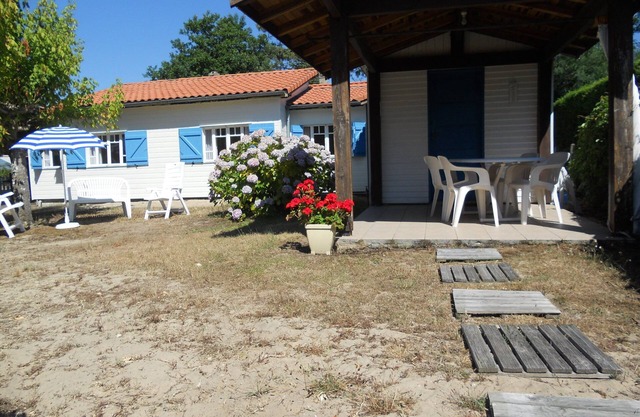 MIMIZAN PLAGE 800 m from beach, 5km from lake, attractive, well-equipped wooden house, all on one level.