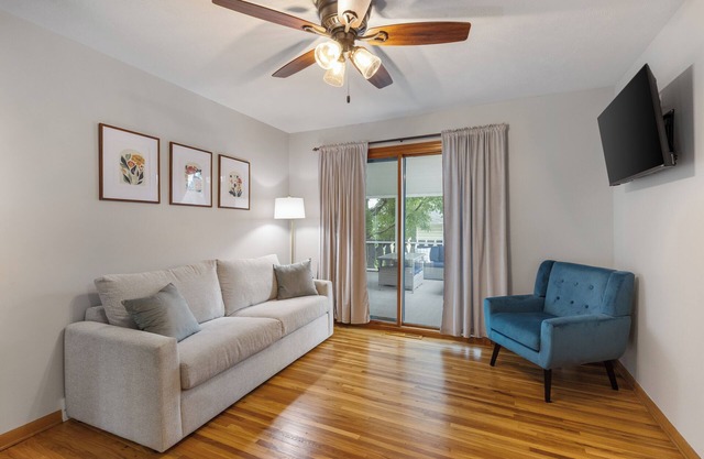 Min to Zoo+FreeParking+Washer/Dryer+InstantBook+4TVs+CoveredPorch