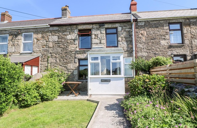 MINERS COTTAGE, pet friendly, character holiday cottage in Trewellard