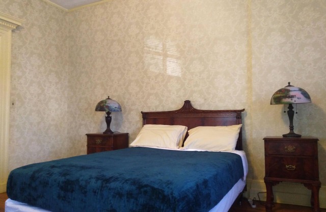 MINI MANSION WHOLE LEFT WING, TWO BEDROOM APARTMENT AVAILABLE AT A (LOW RATE)